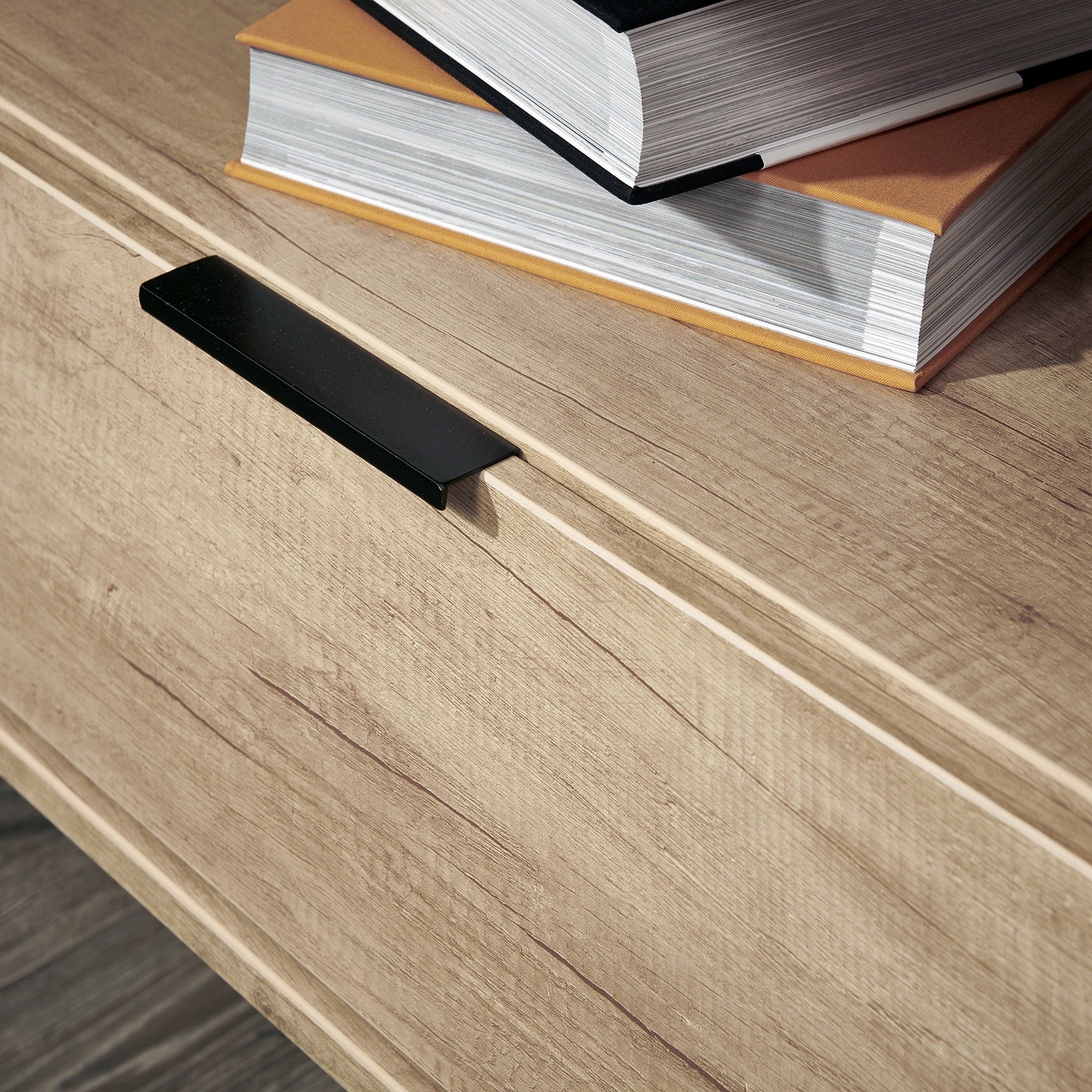 Meuble TV Asher en chêne clair avec pieds noirs