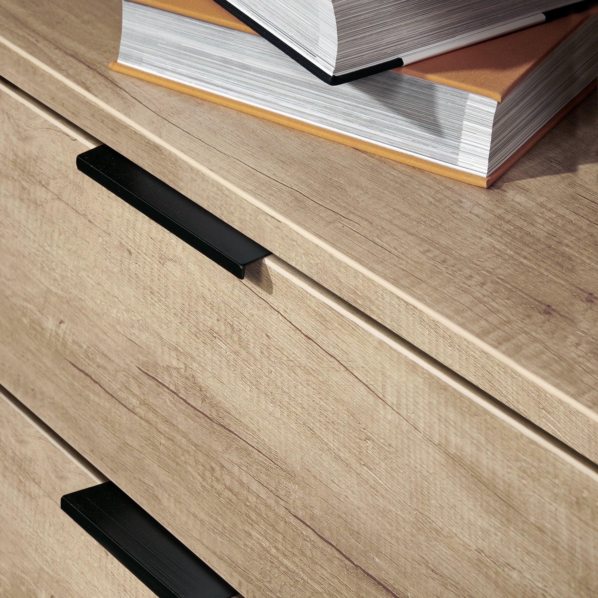 Commode Asher en chêne clair à 5 tiroirs avec pieds noirs