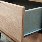 Meuble TV Asher en chêne clair à 3 tiroirs avec pieds noirs