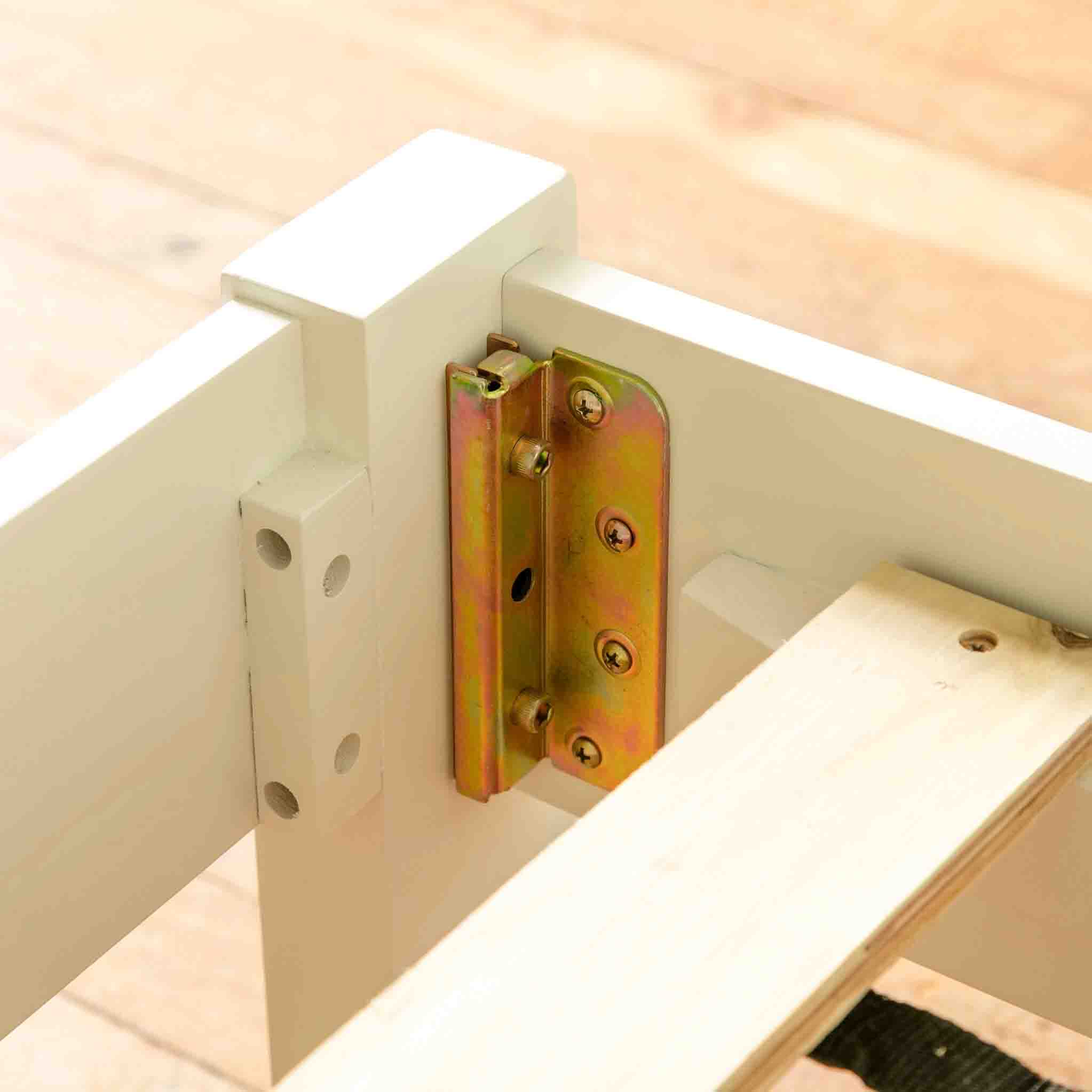 Cadre de lit peint en blanc de Cornouailles