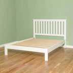 Cadre de lit peint en blanc de Cornouailles