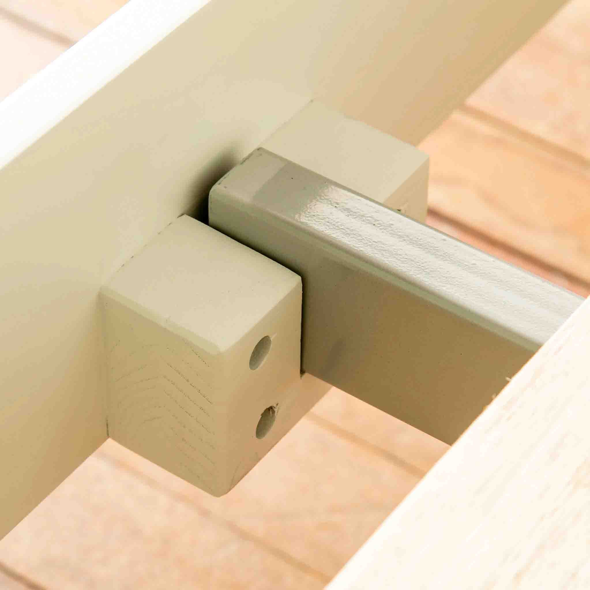 Cadre de lit peint en blanc de Cornouailles