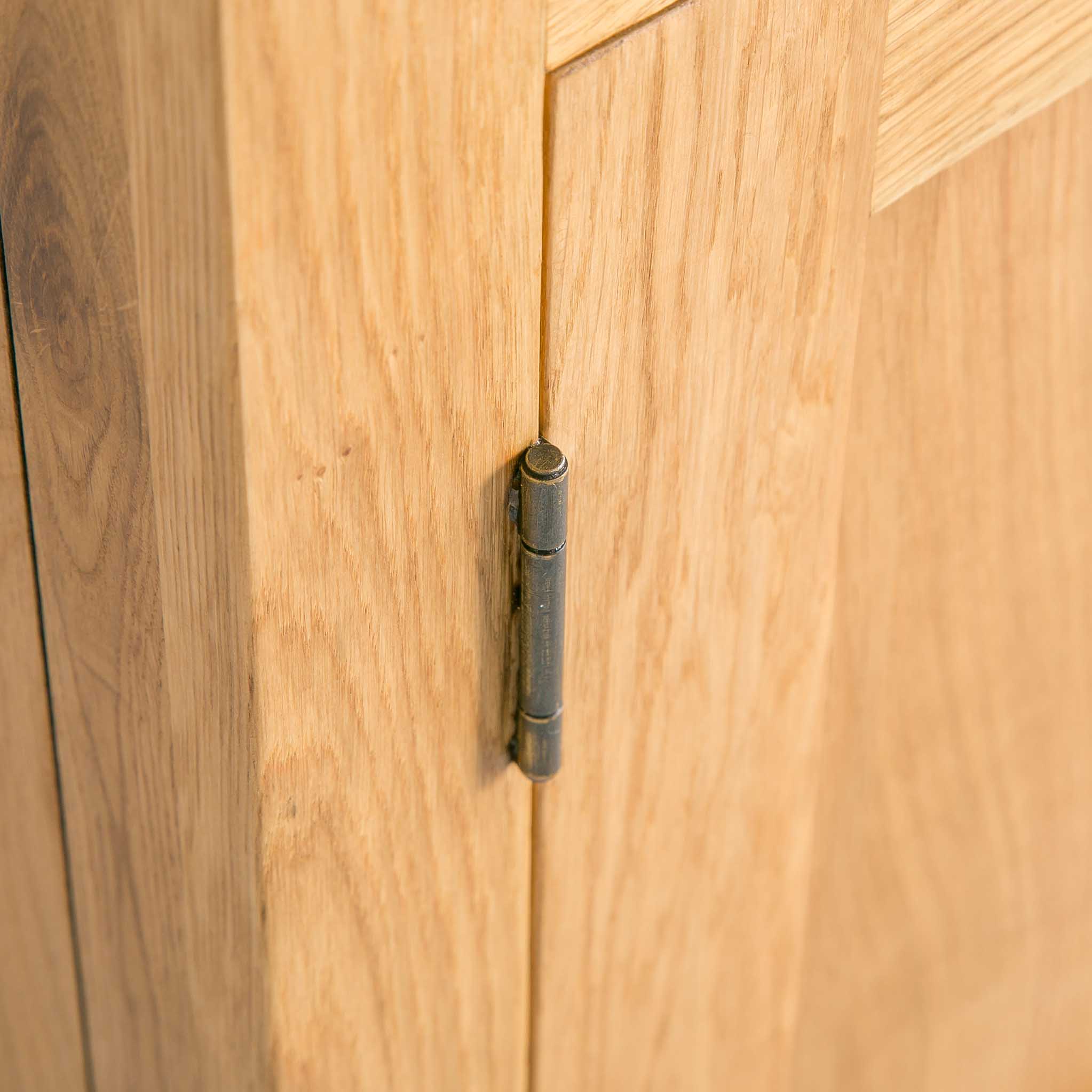 Buffet grand modèle en chêne de Surrey