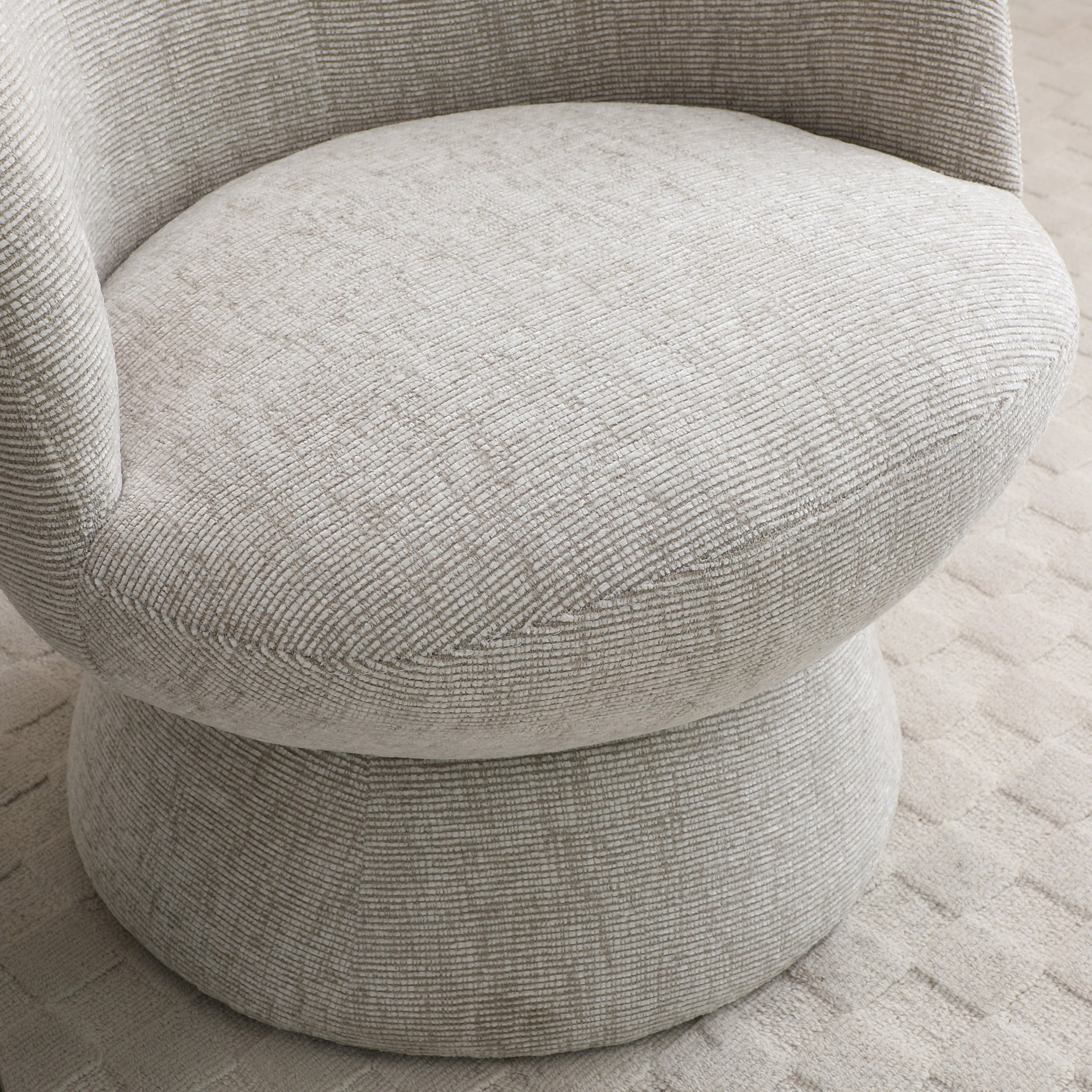 Fauteuil pivotant tulipe en chenille tissée Kendal