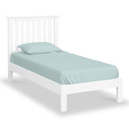 Cadre de lit peint en blanc de Cornouailles