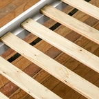 Cadre de lit peint en blanc de Cornouailles