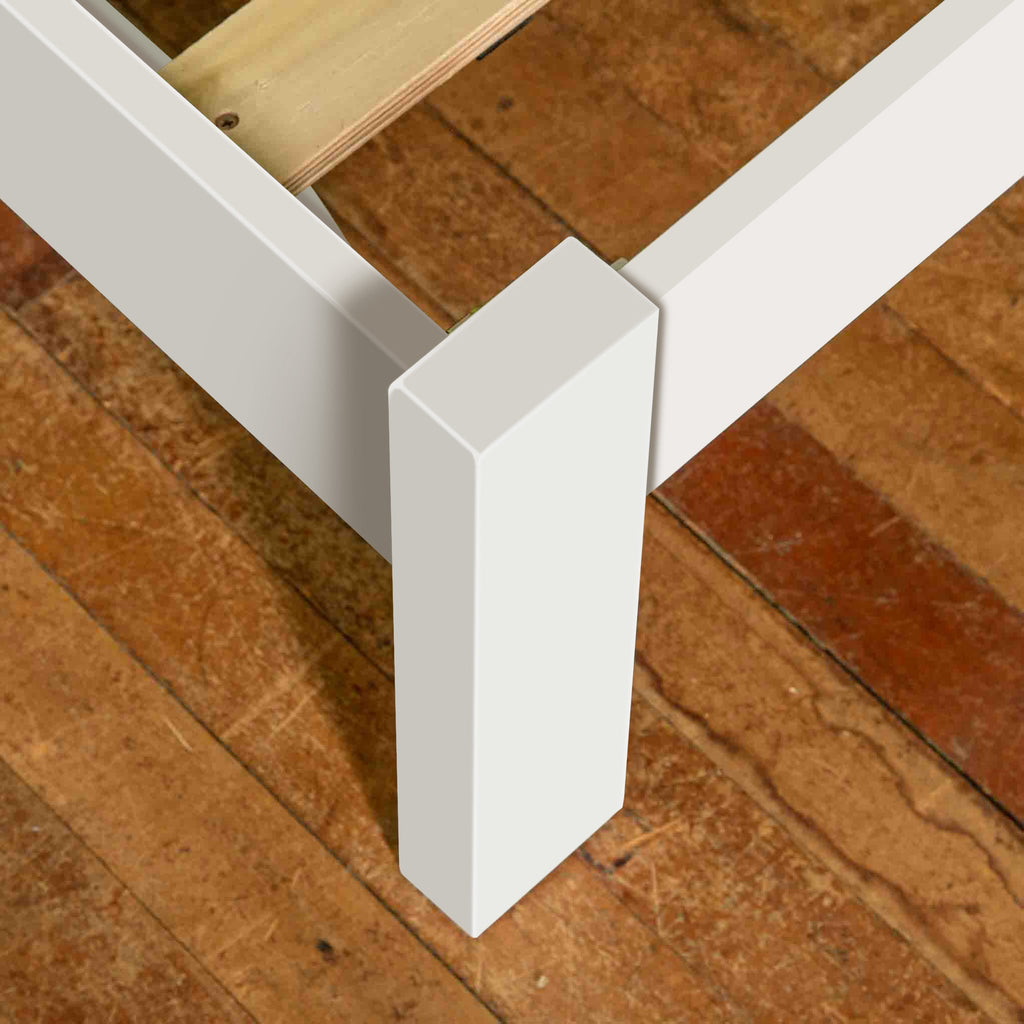 Cadre de lit peint en blanc de Cornouailles