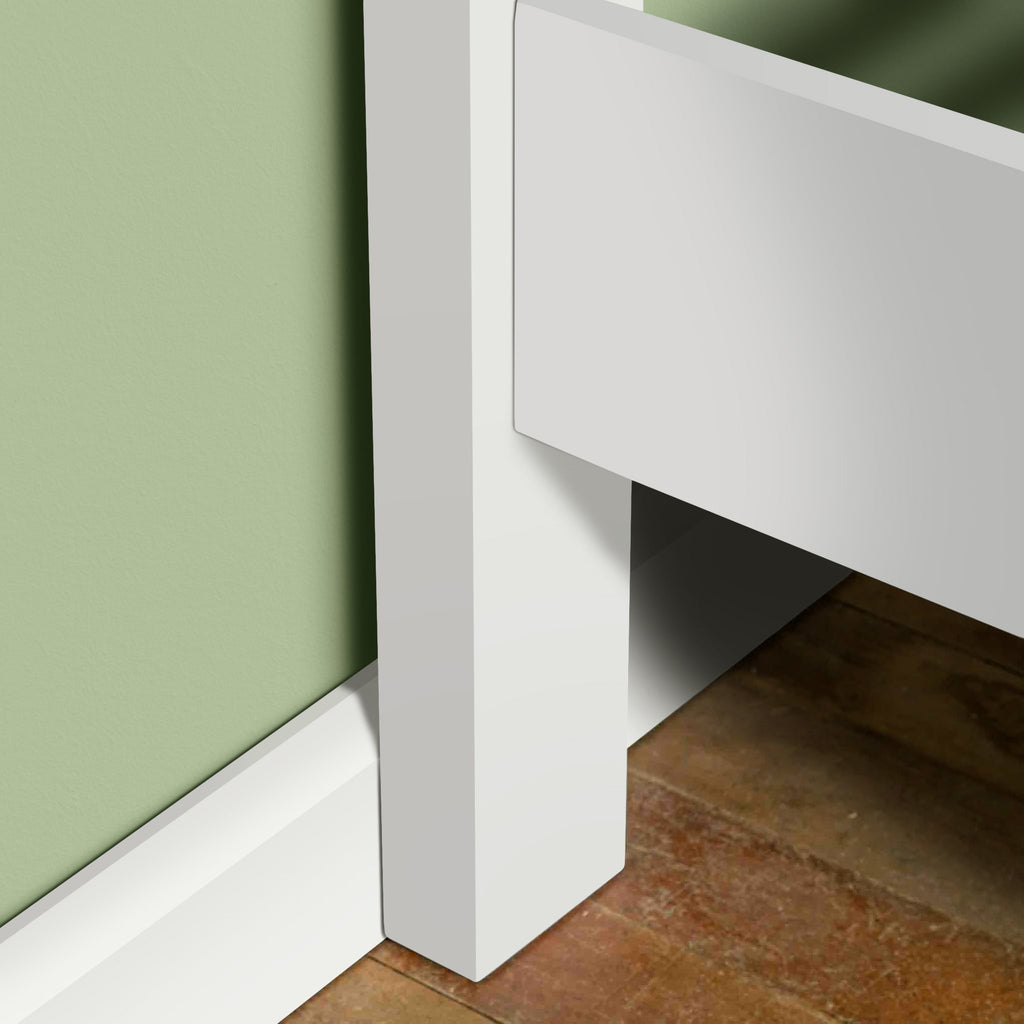 Cadre de lit peint en blanc de Cornouailles