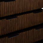 Commode haute rainurée Oskar à 4 tiroirs