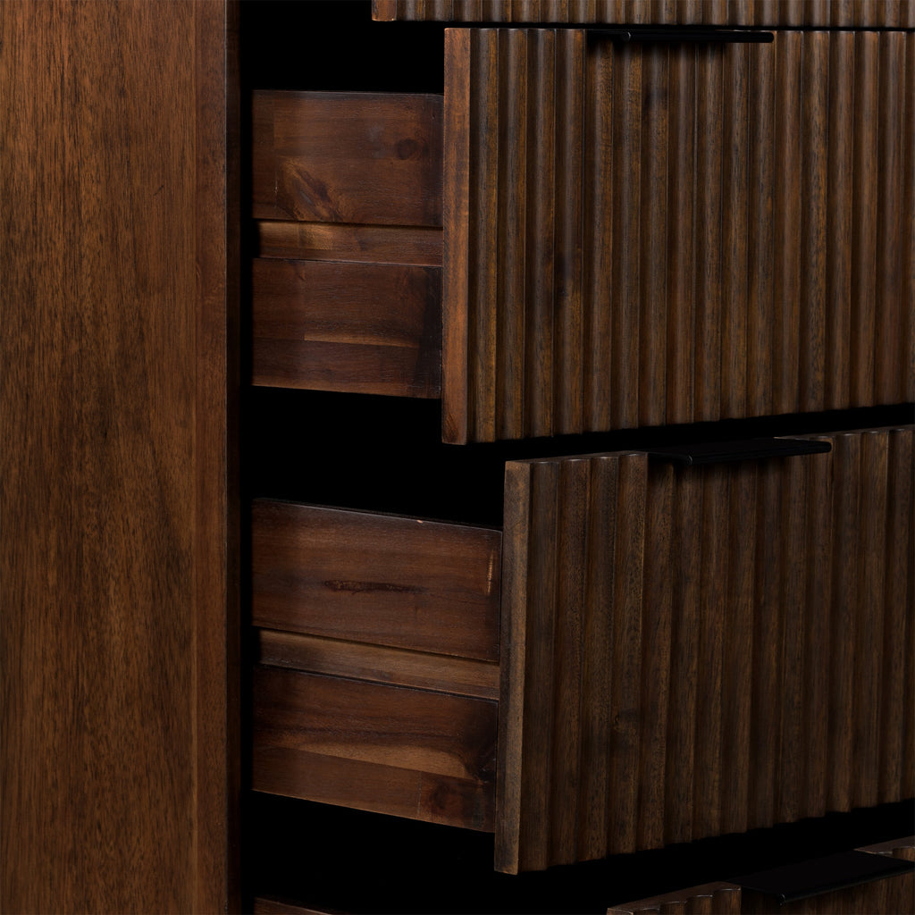 Commode haute rainurée Oskar à 4 tiroirs