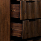 Commode haute rainurée Oskar à 4 tiroirs