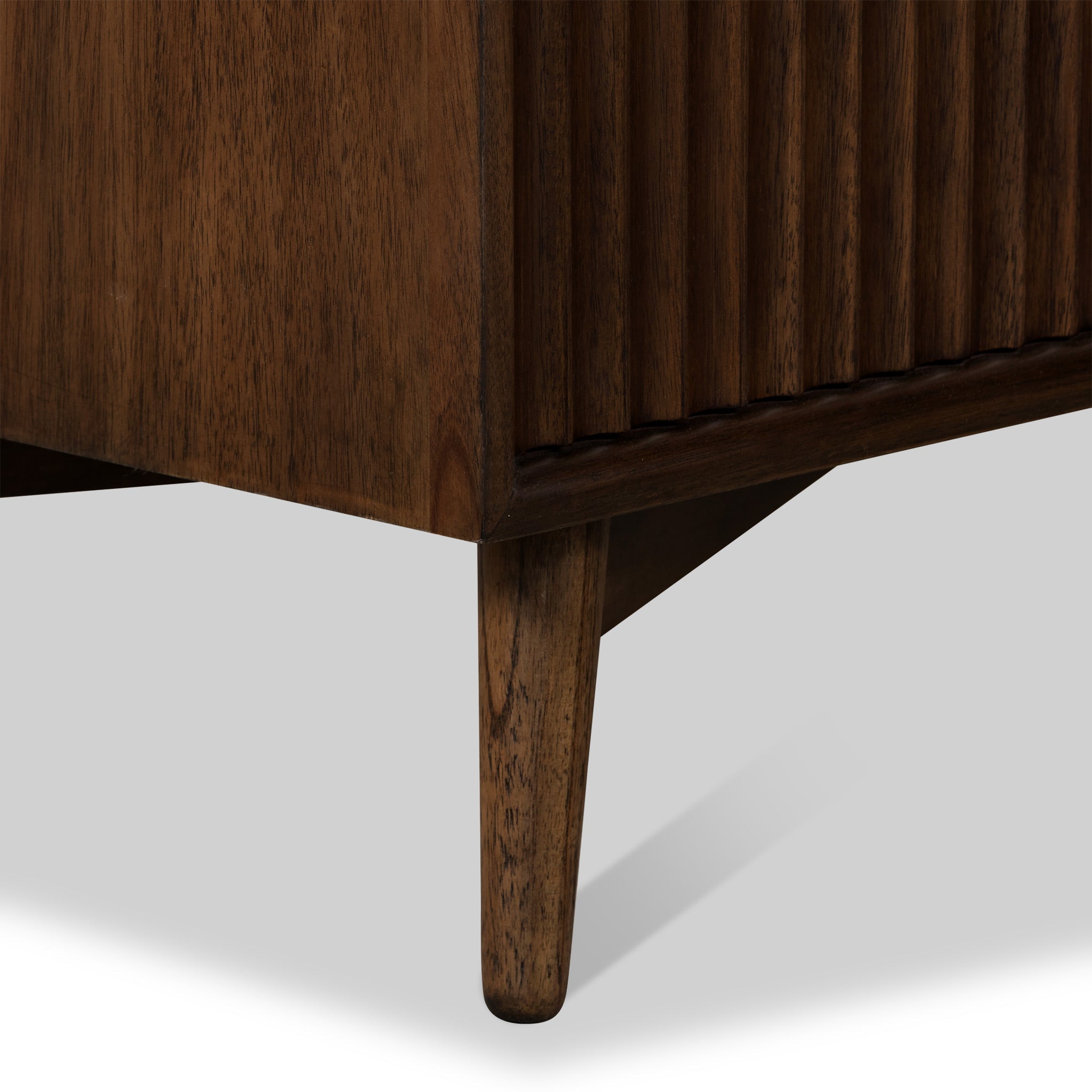 Commode haute rainurée Oskar à 4 tiroirs