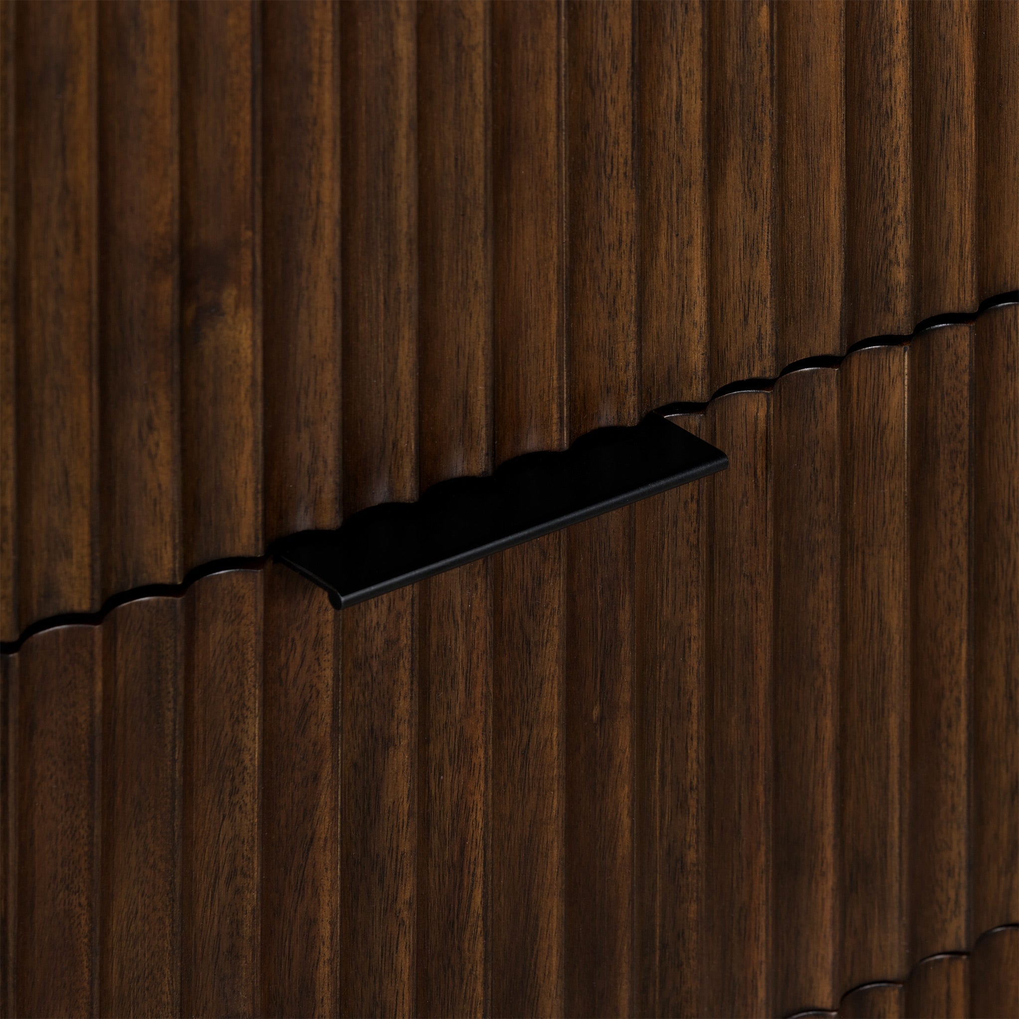 Commode haute rainurée Oskar à 4 tiroirs