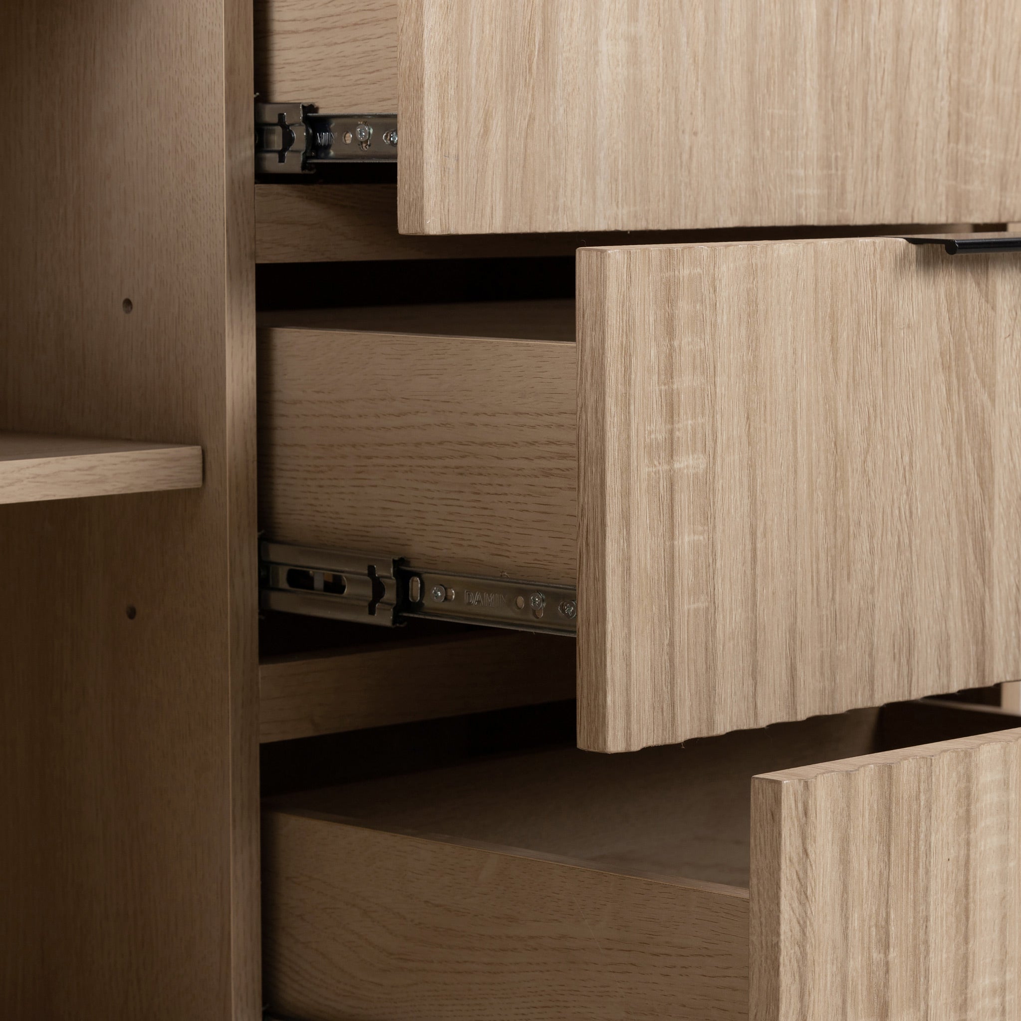 Petit buffet rainuré en chêne Jakob