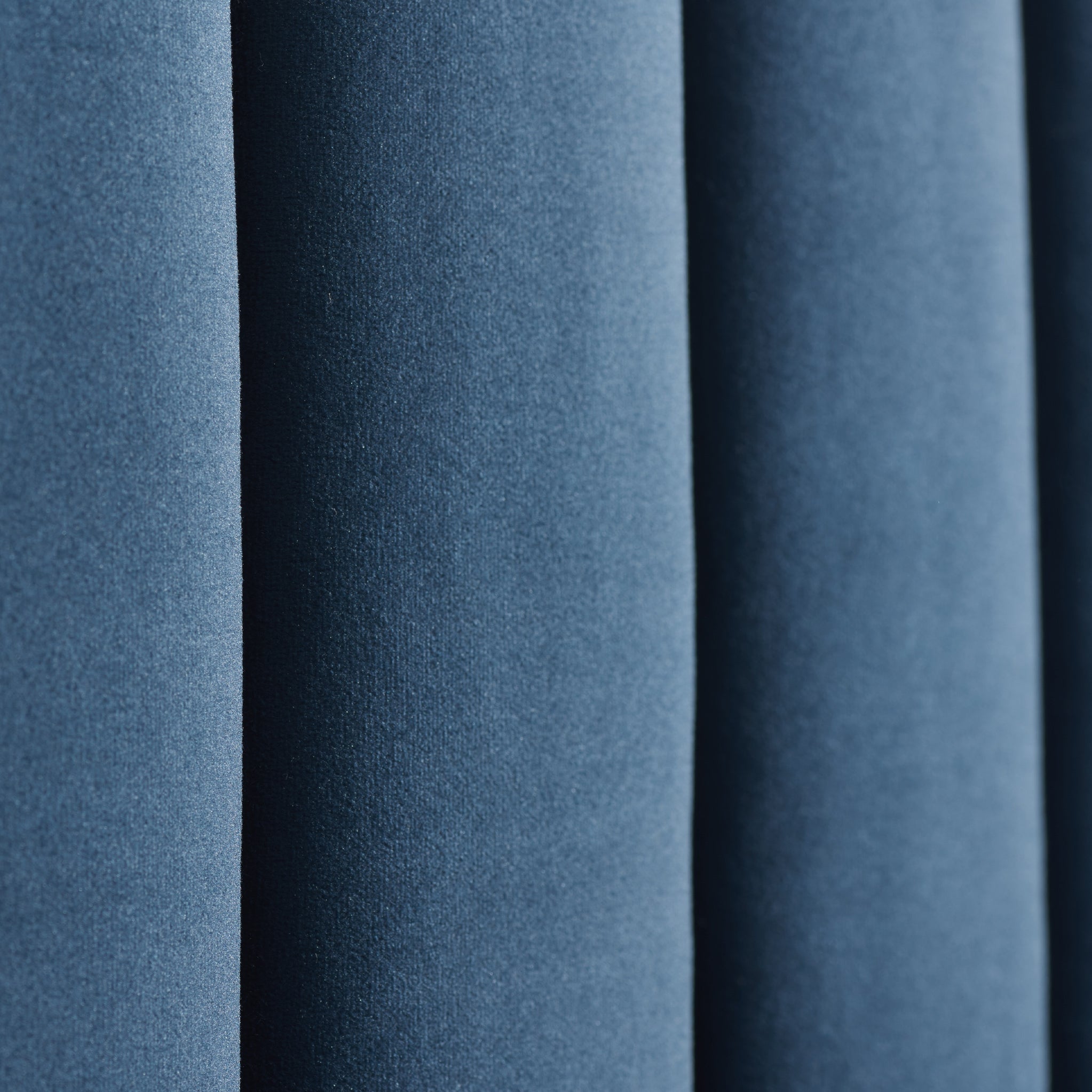 Cadre de lit Olivia en velours bleu nuit