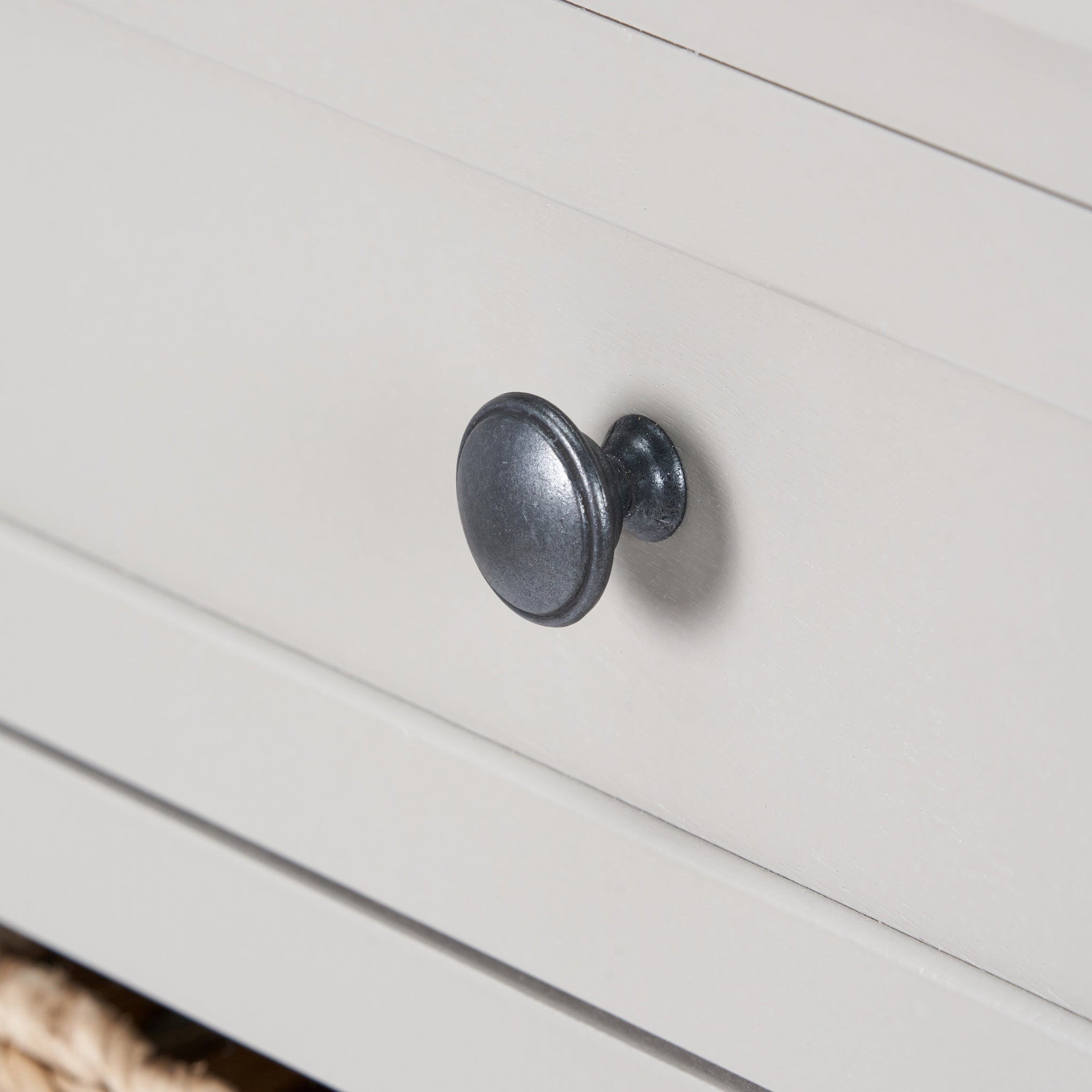 Commode haute en pin Devonshire avec paniers