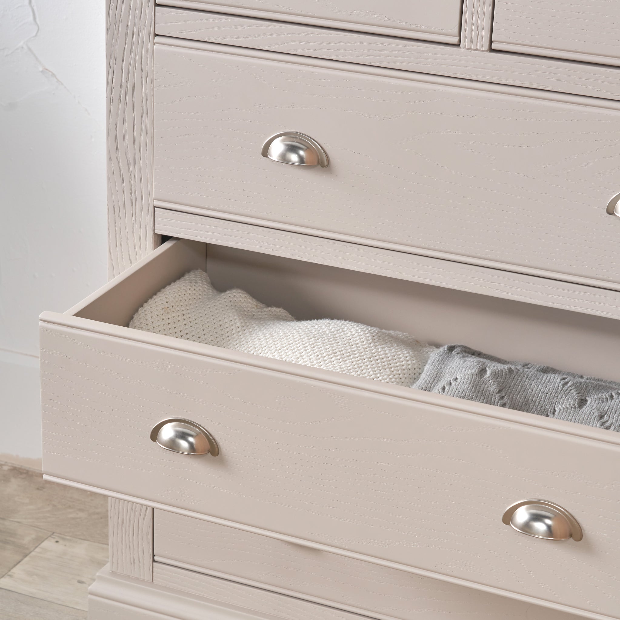 Commode Fairford en pin et chêne, 2 tiroirs au-dessus de 3 tiroirs
