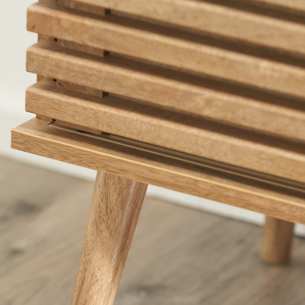 Vitrine à lattes en eucalyptus Larvik