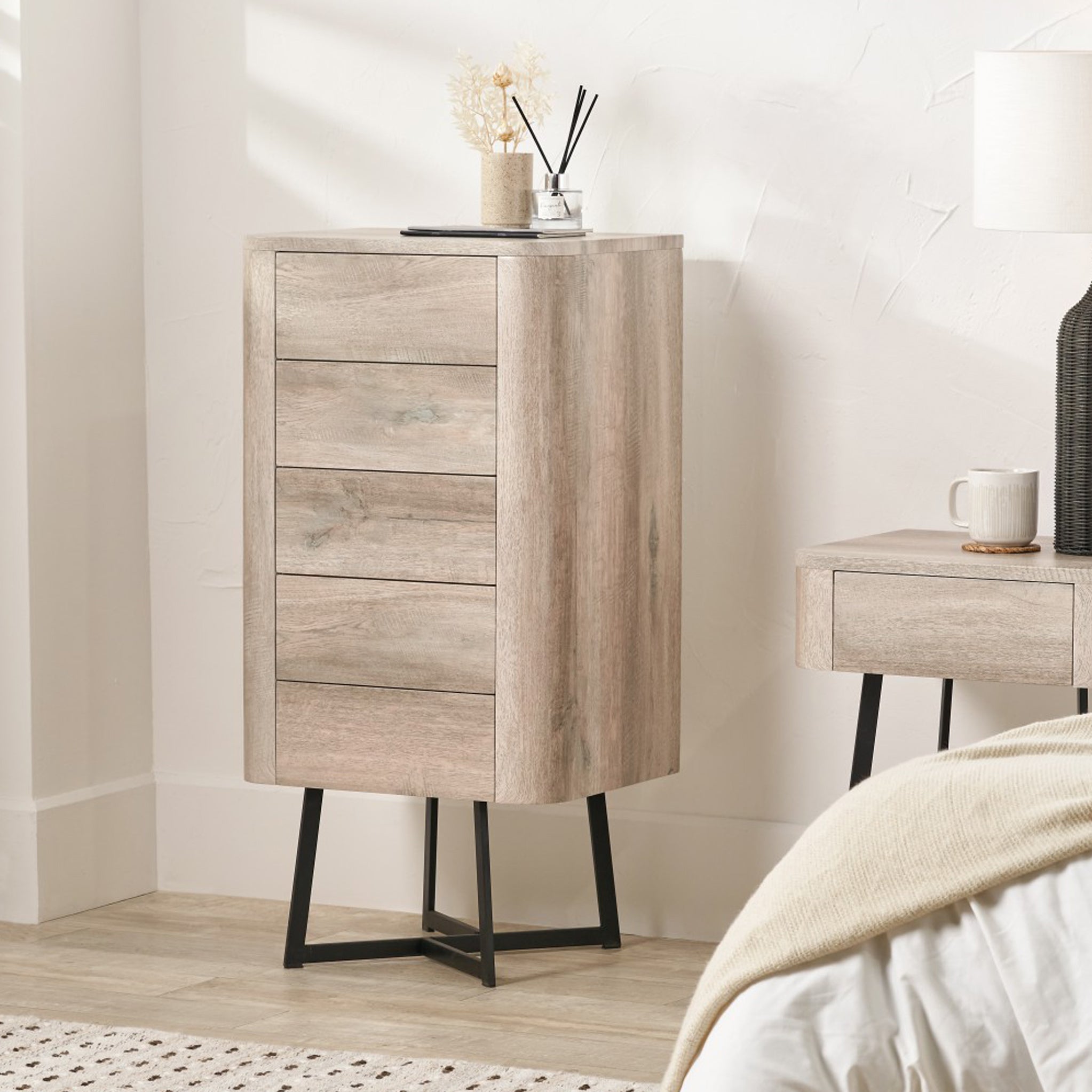 Commode haute Ukiah effet chêne à 5 tiroirs