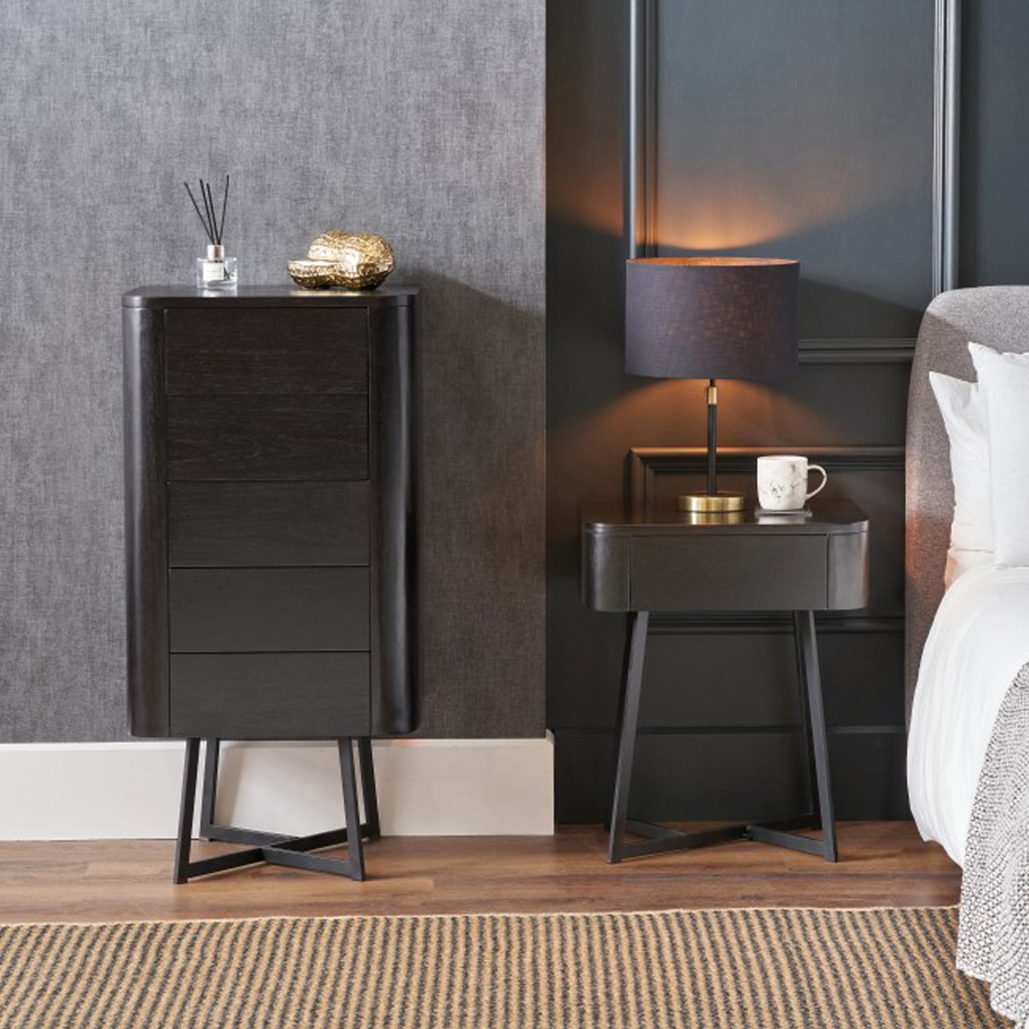 Commode haute Ukiah en frêne noir à 5 tiroirs