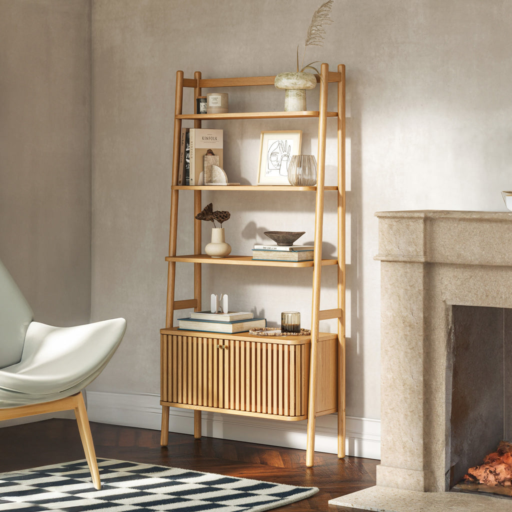 Grande bibliothèque Shorwell en chêne avec placard à deux portes à claire-voie