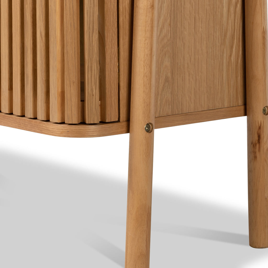 Grande bibliothèque Shorwell en chêne avec placard à deux portes à claire-voie