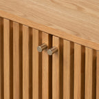 Grande bibliothèque Shorwell en chêne avec placard à deux portes à claire-voie