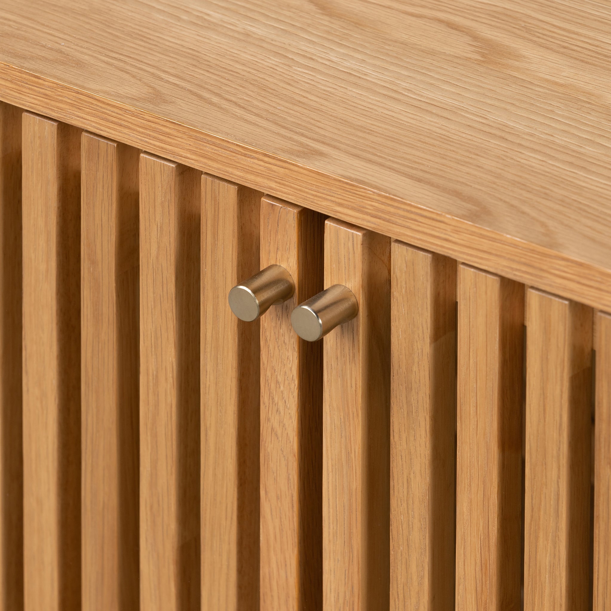 Grande bibliothèque Shorwell en chêne avec placard à deux portes à claire-voie