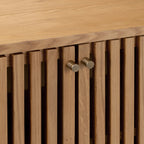 Armoire Shorwell en chêne à lattes, 2 tiroirs et 2 portes