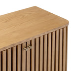 Armoire Shorwell en chêne à lattes, 2 tiroirs et 2 portes