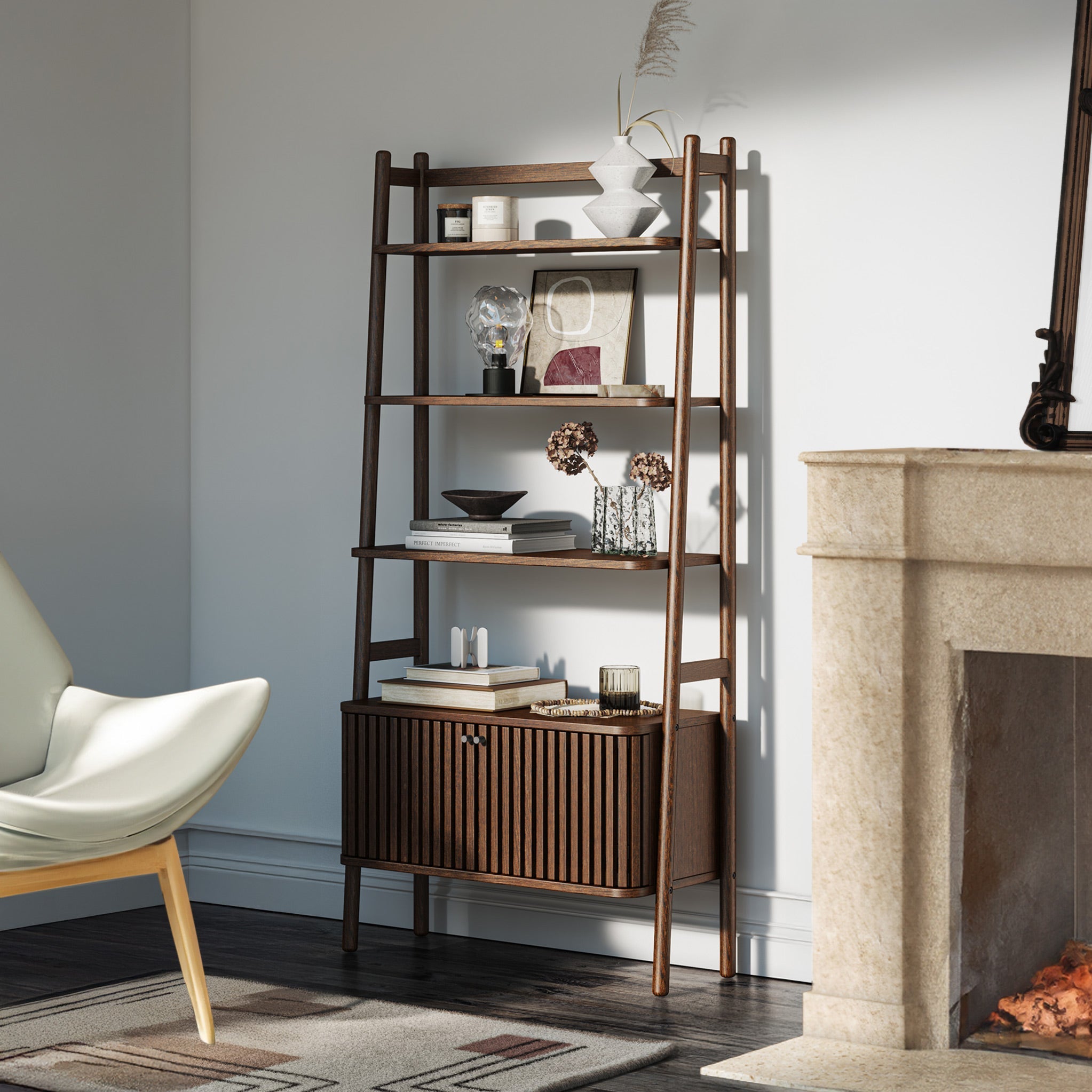 Grande bibliothèque Shorwell en chêne foncé avec placard à deux portes à claire-voie