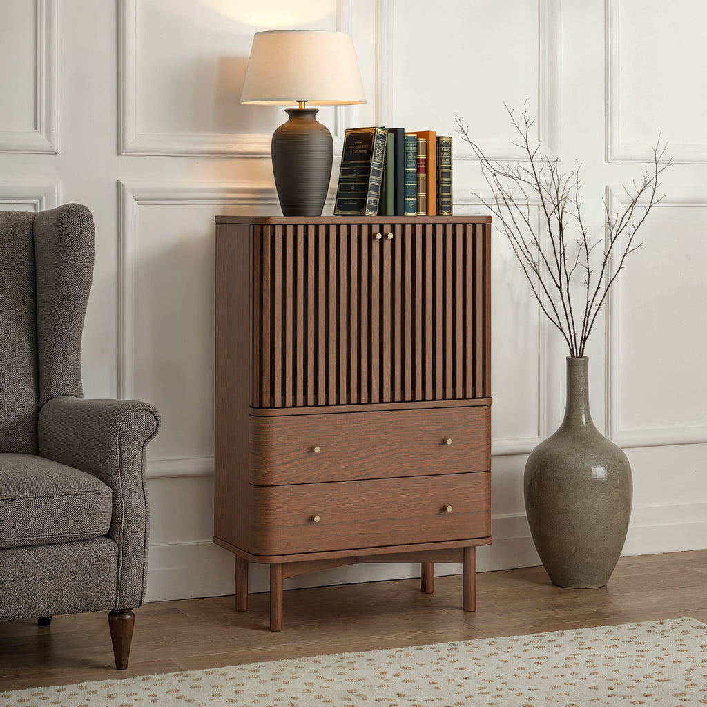 Meuble Shorwell en chêne foncé à lattes, 2 tiroirs et 2 portes