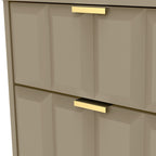 Commode haute Harlow à 5 tiroirs avec pieds en épingle à cheveux dorés