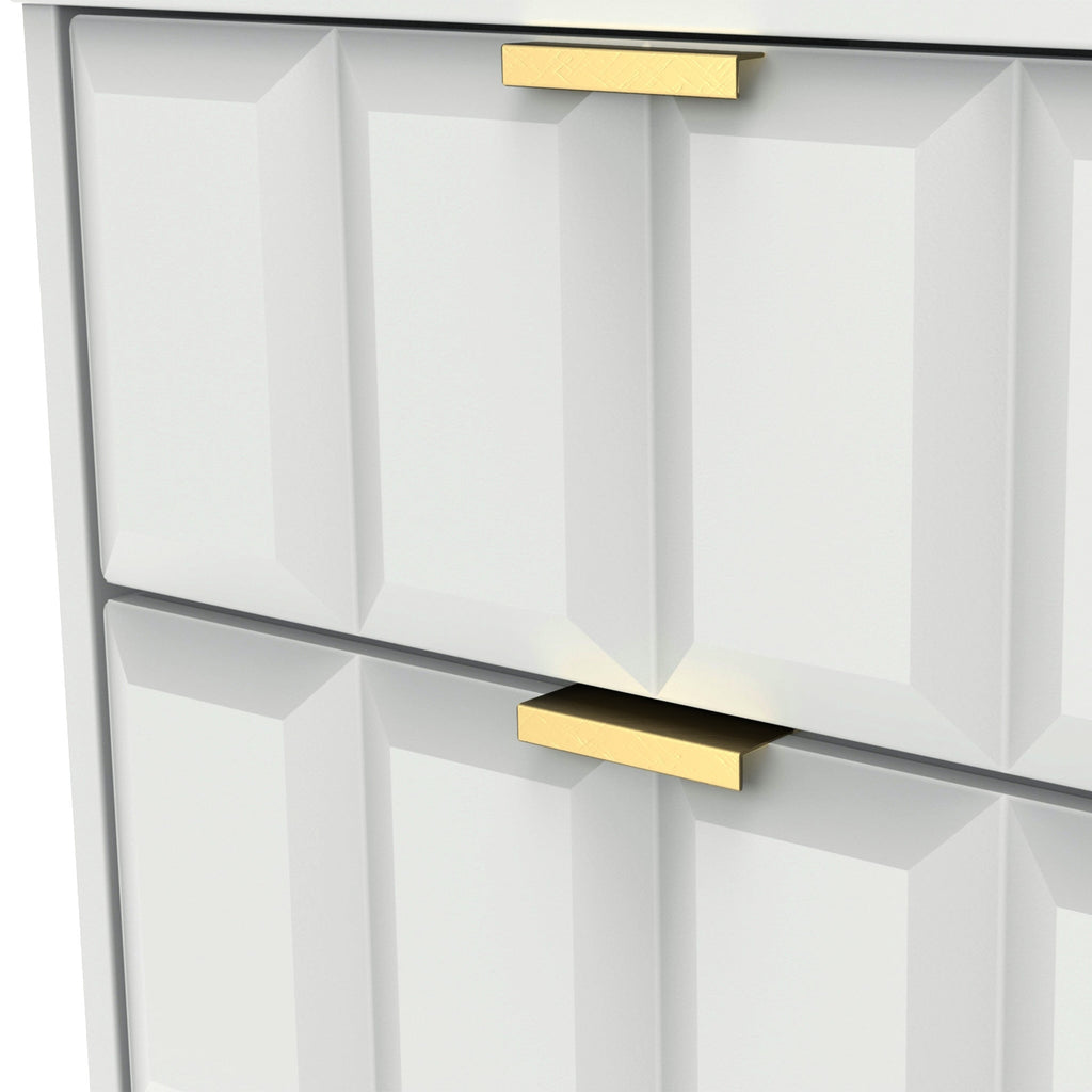 Commode haute Harlow à 5 tiroirs avec pieds en épingle à cheveux dorés