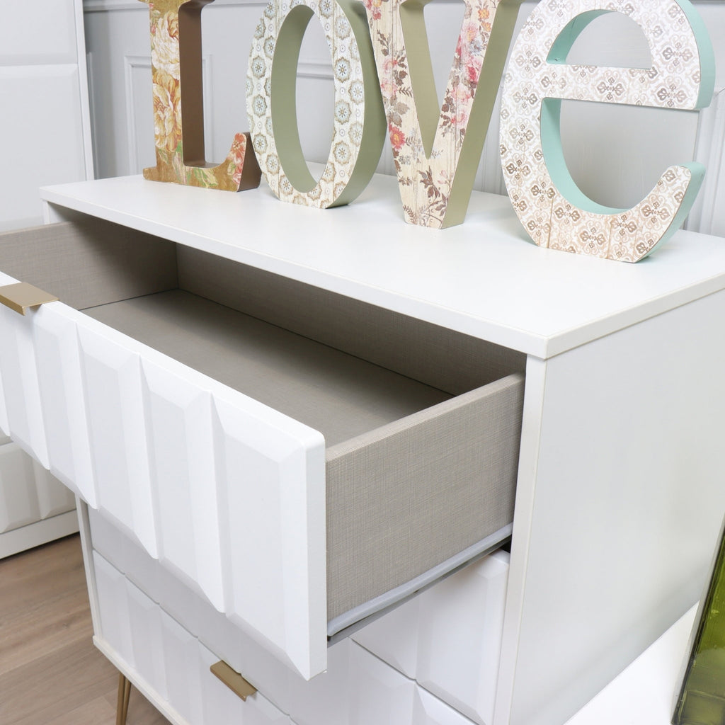 Commode Harlow à 4 tiroirs avec pieds en épingle à cheveux dorés