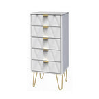Commode haute Geo à 5 tiroirs avec pieds en épingle à cheveux dorés