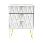 Commode Geo à 3 tiroirs, mi-mollet, avec pieds épingle dorés