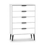 Commode Asher blanche à 5 tiroirs avec pieds noirs