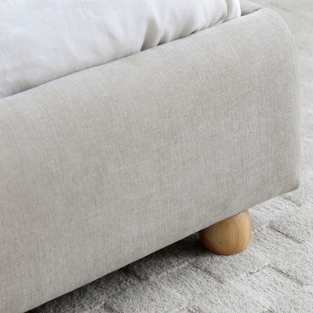 Cadre de lit Tolliver avec tête de lit incurvée