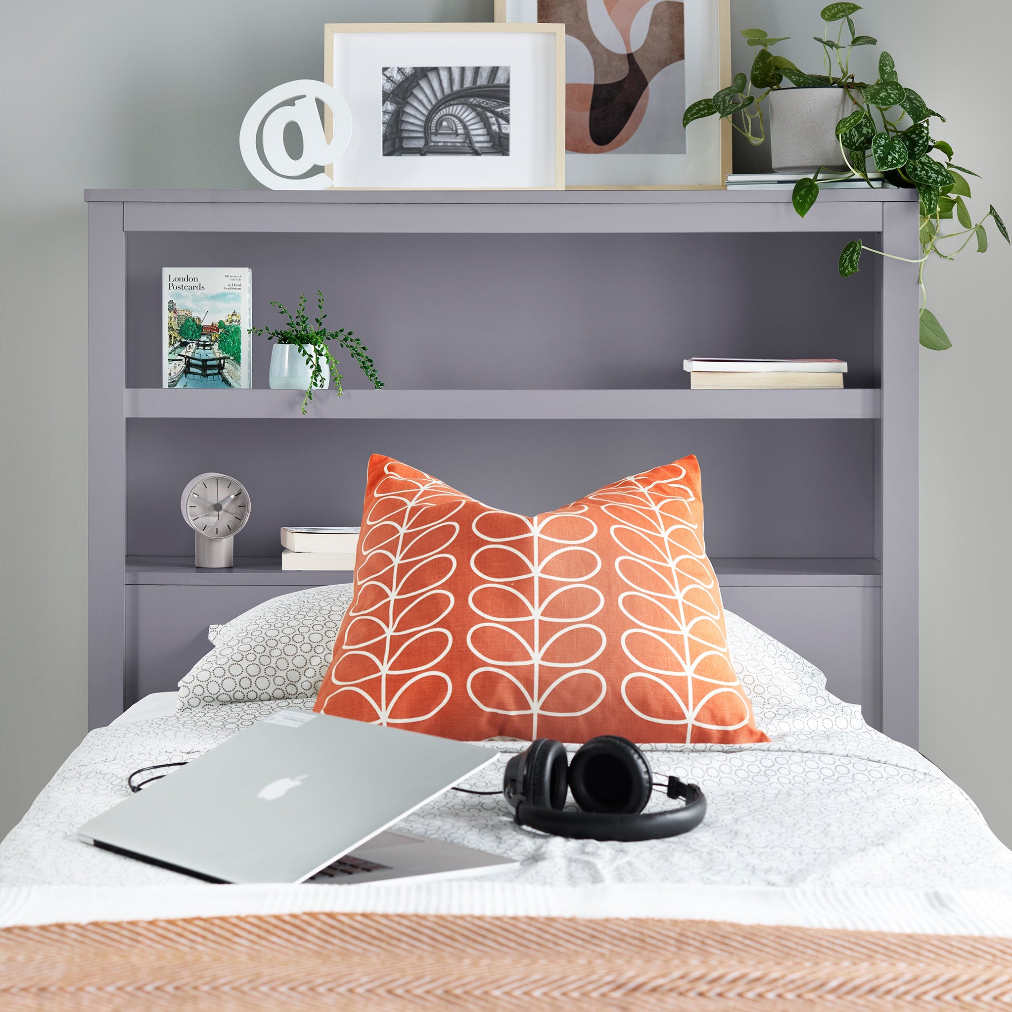 Cadre de lit de rangement Emelia en bois avec 3 tiroirs et étagères