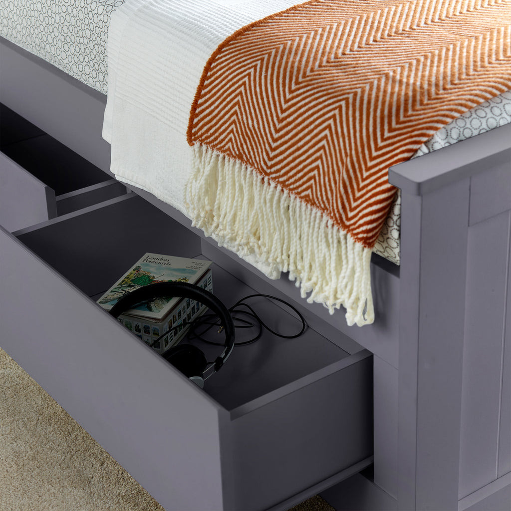 Cadre de lit de rangement Emelia en bois avec 3 tiroirs et étagères