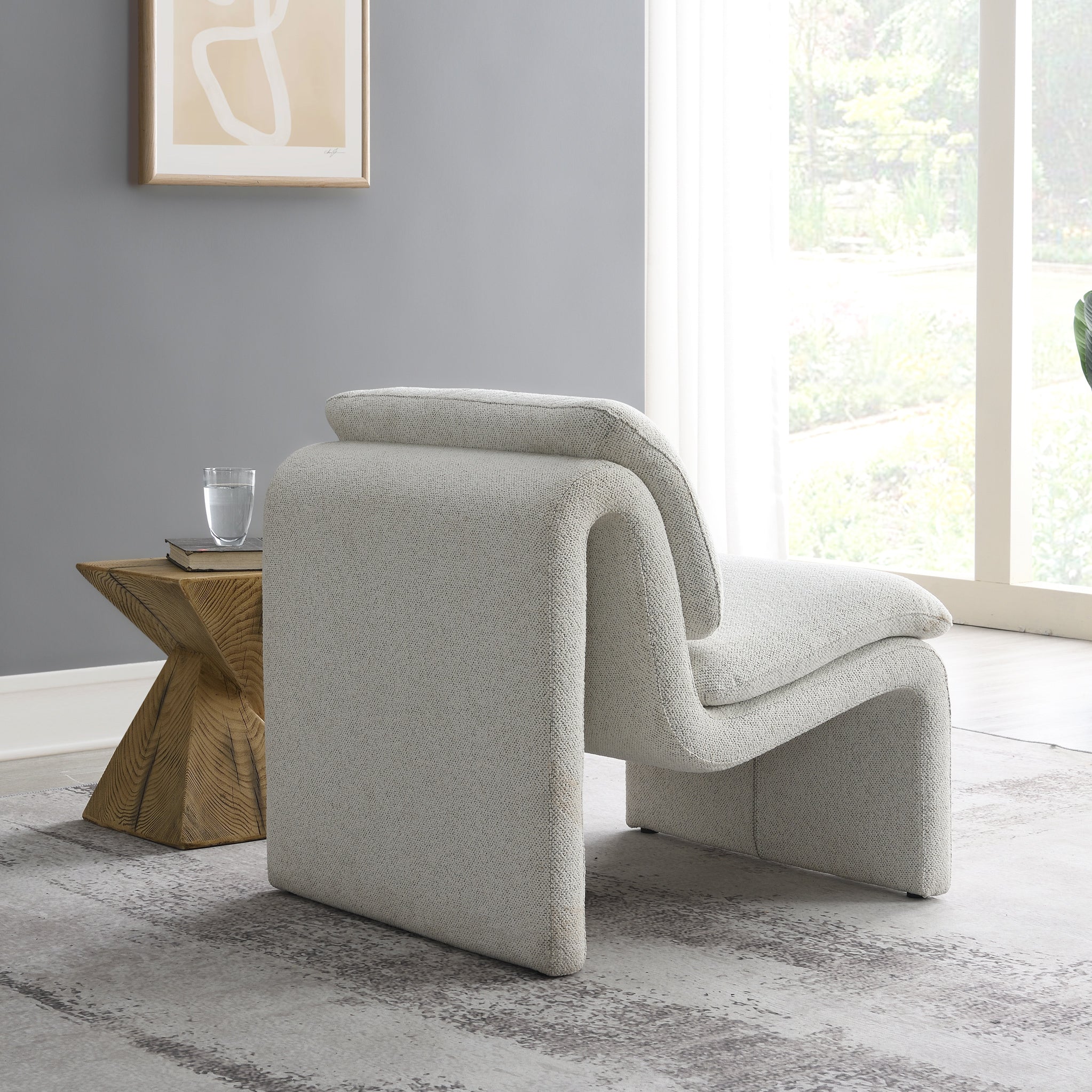 Fauteuil d'appoint Celeste Sleek aux courbes élégantes